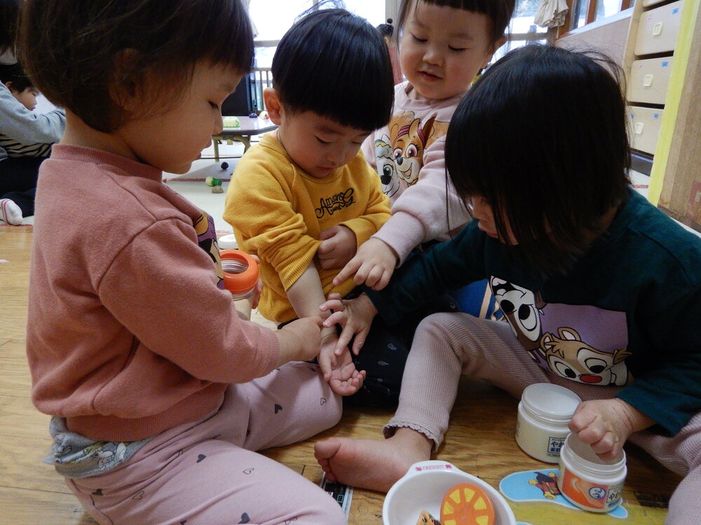 クリームを塗る