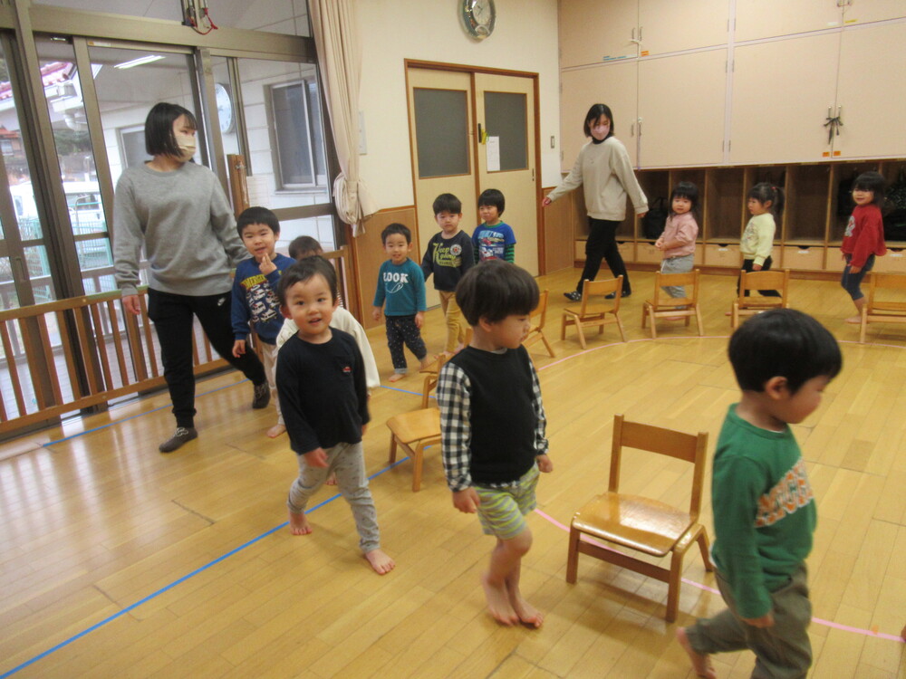 椅子取りゲームをしている