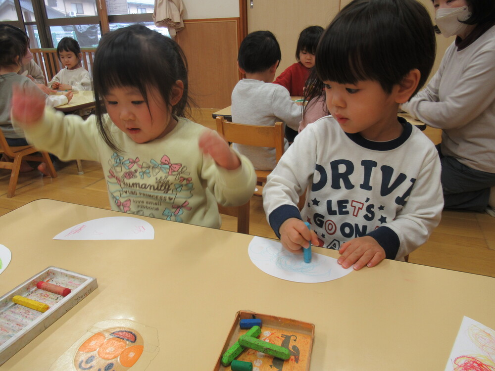 クレヨンでなぐり書きをしている