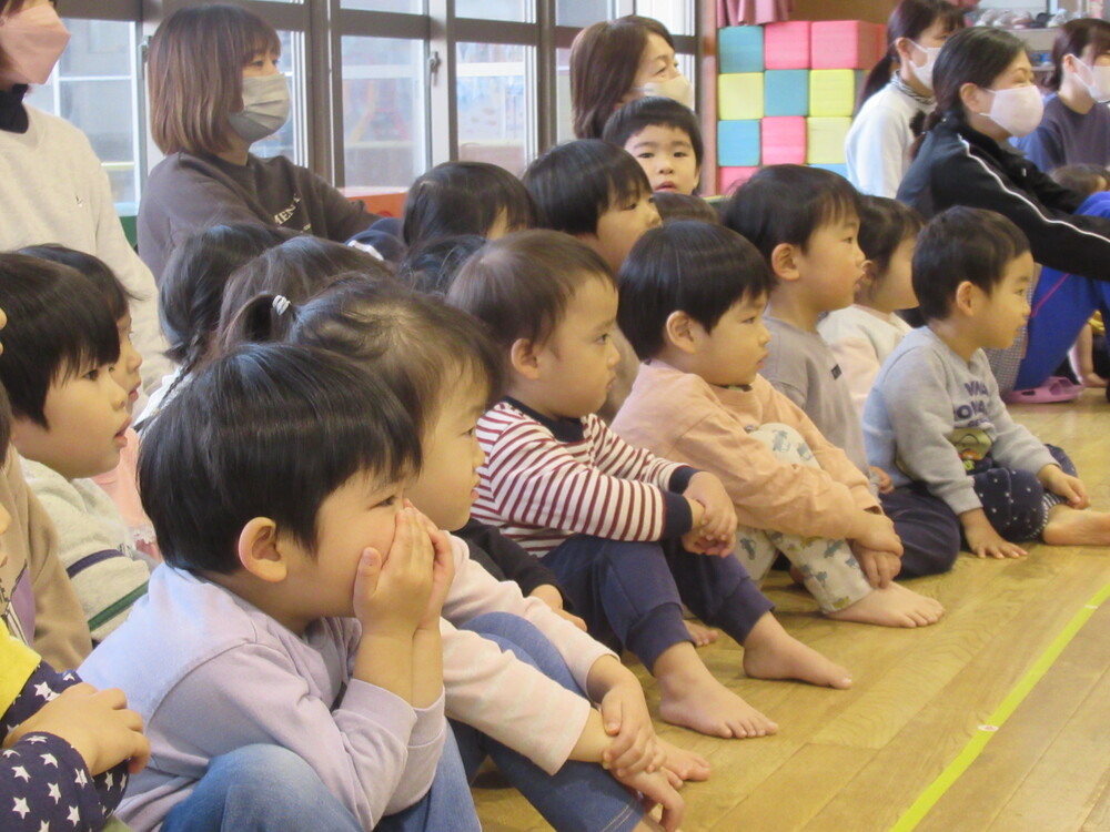 発表を見ている