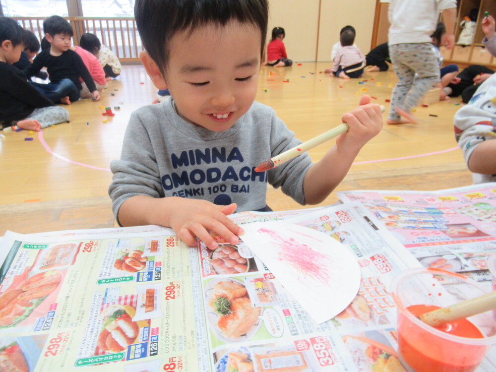 絵の具を塗っている男の子