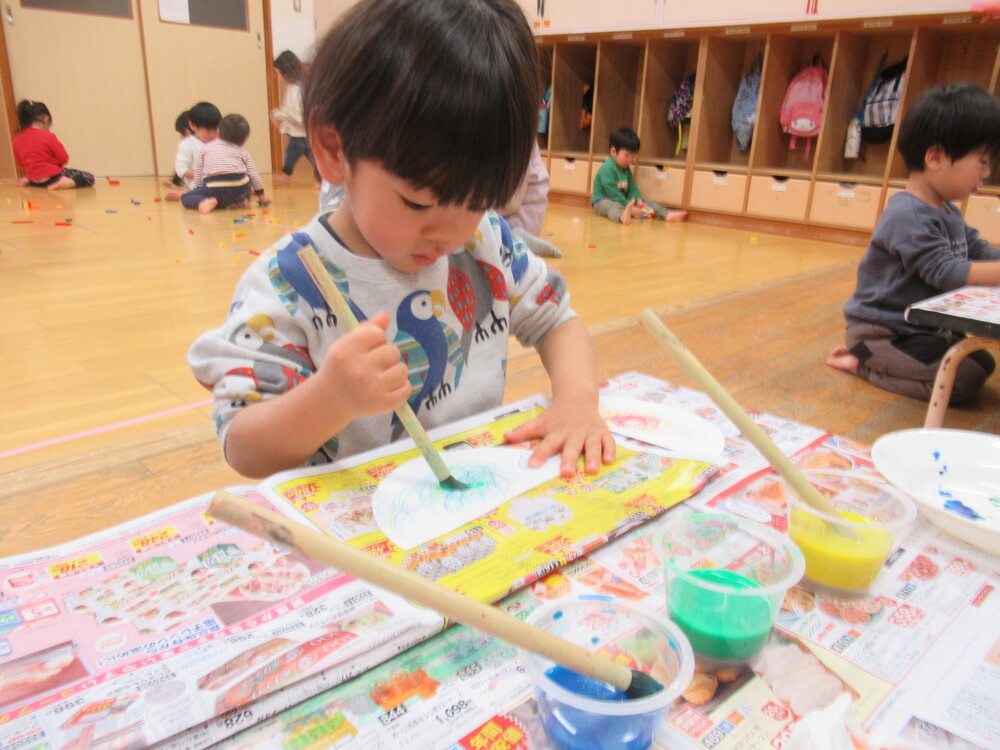 絵の具を塗っている男の子