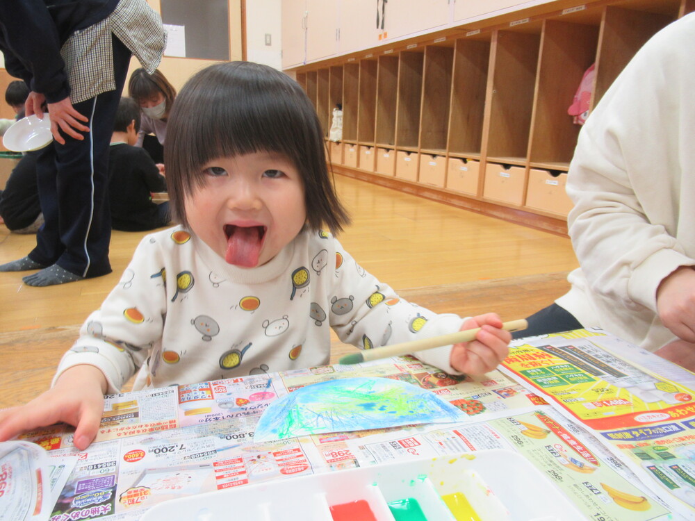 絵の具を塗っている女の子