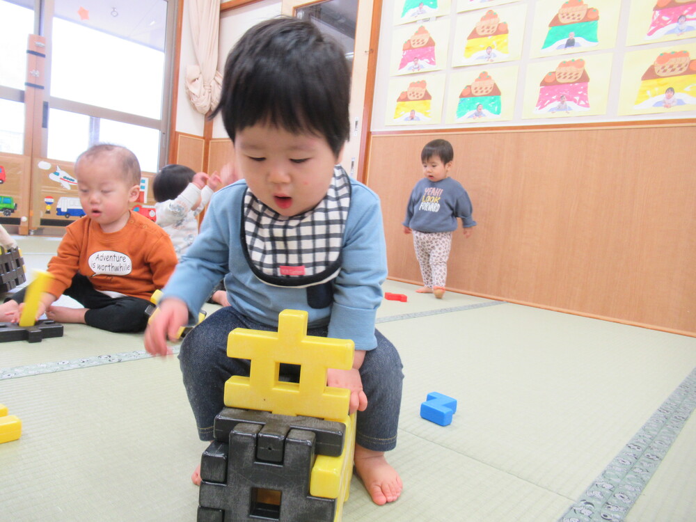 ブロックで車を作って遊ぶ子ども