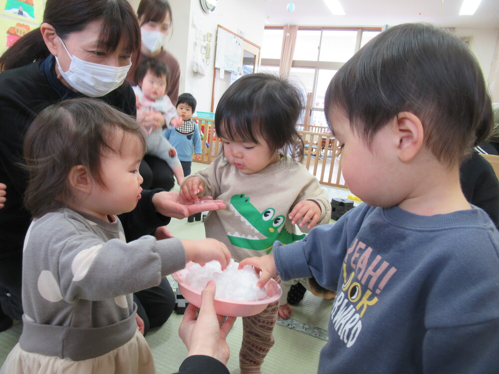 雪に興味津々な子ども