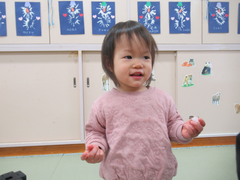 雪に触れて笑顔になる子どⅯ