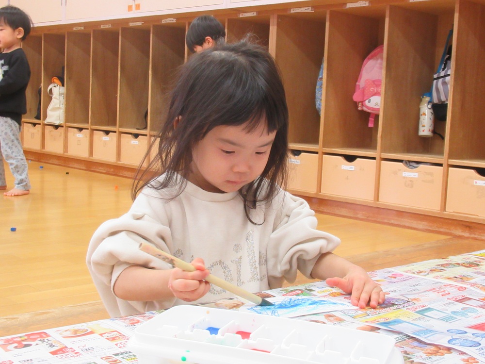 絵の具を塗っている女の子