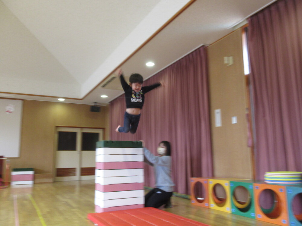 巧技台からジャンプをしている