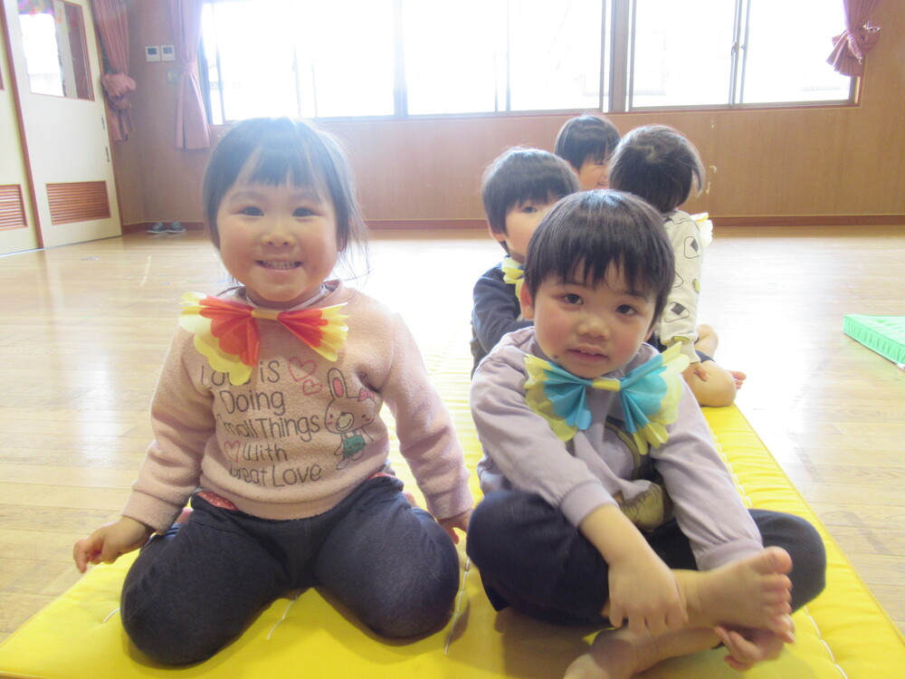 蝶ネクタイをつけている