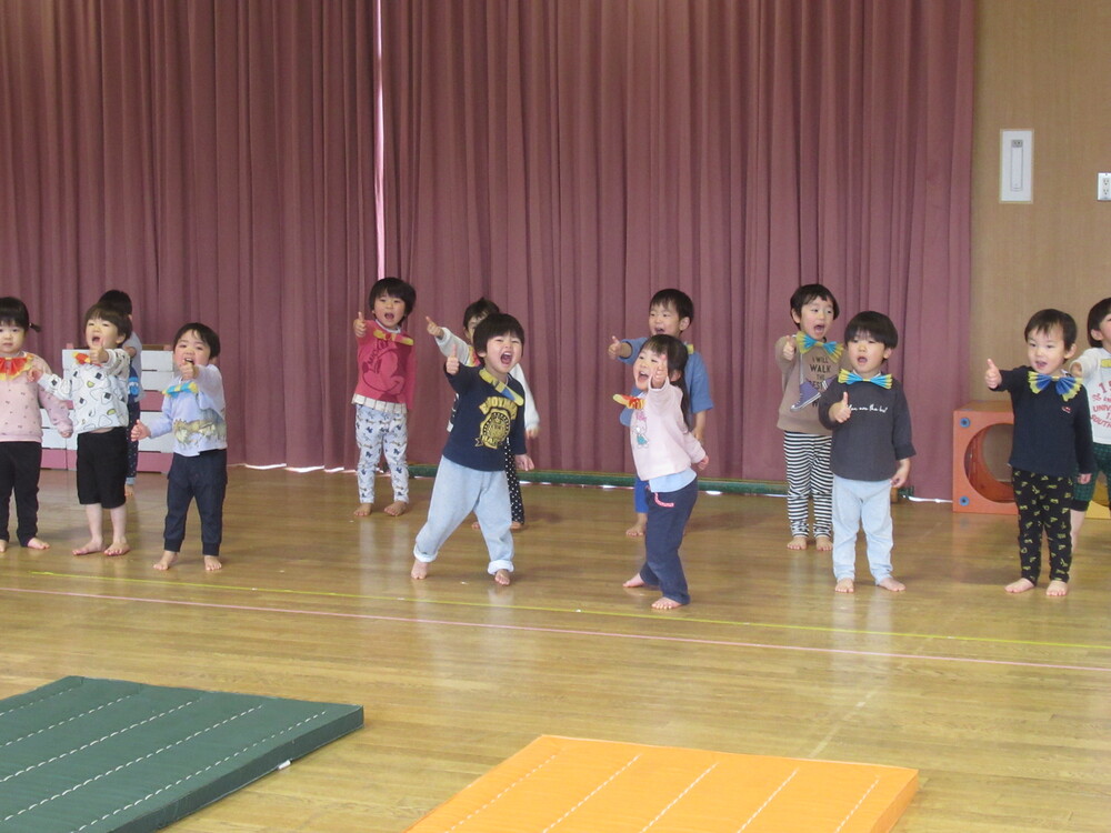 みんなでダンスを踊っている
