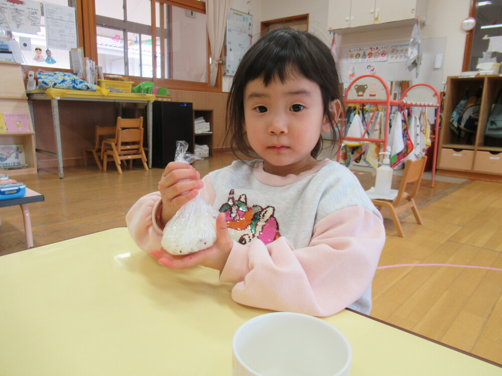 お弁当ごっこをしている