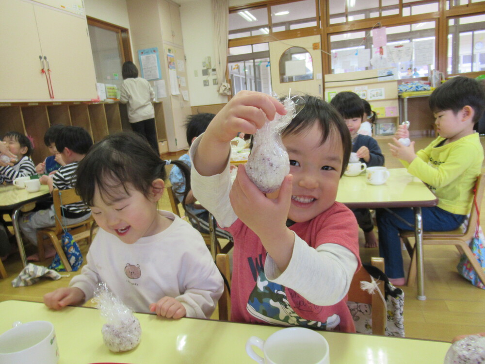 お弁当ごっこをしている