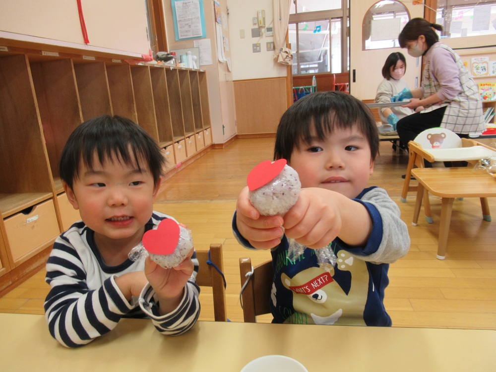お弁当ごっこをしている