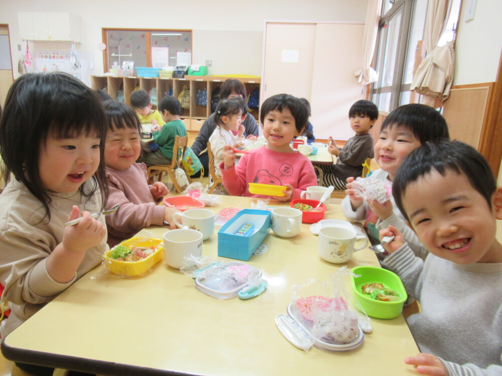 お弁当ごっこをしている