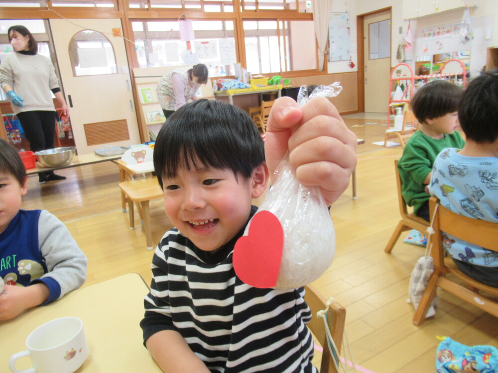 お弁当ごっこをしている
