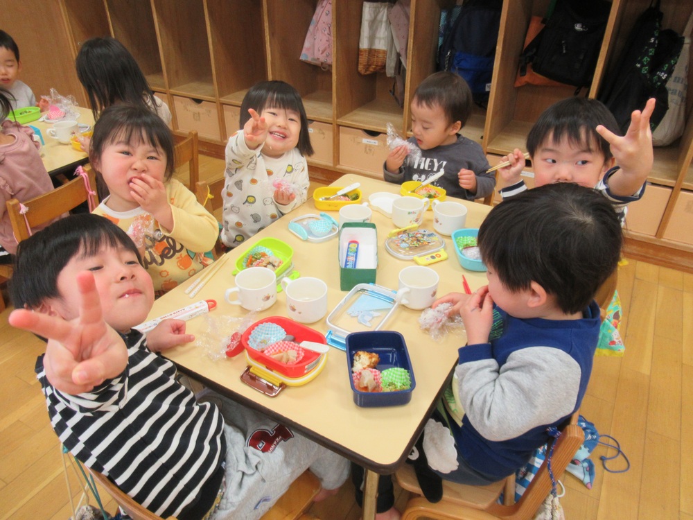 お弁当ごっこをしている