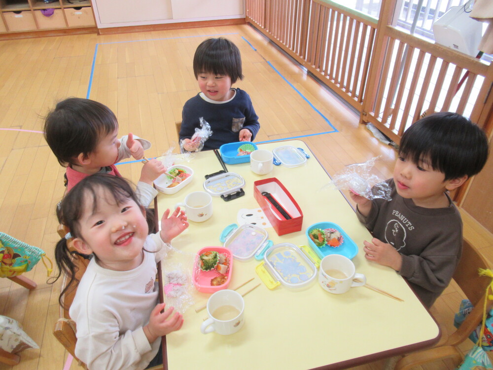 お弁当ごっこをしている