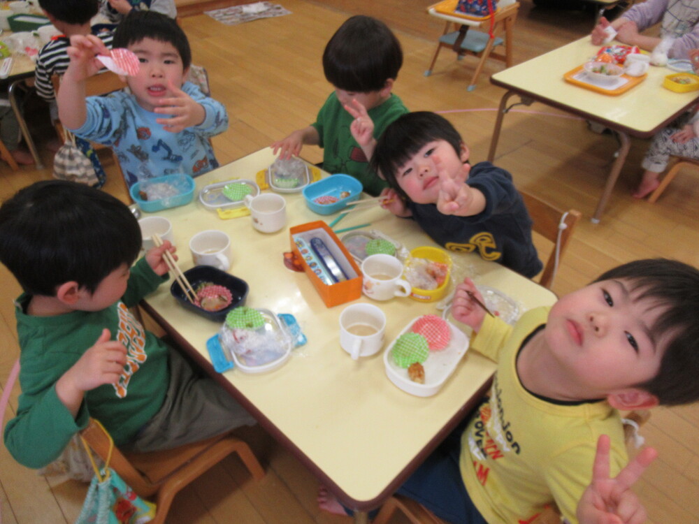お弁当ごっこをしている