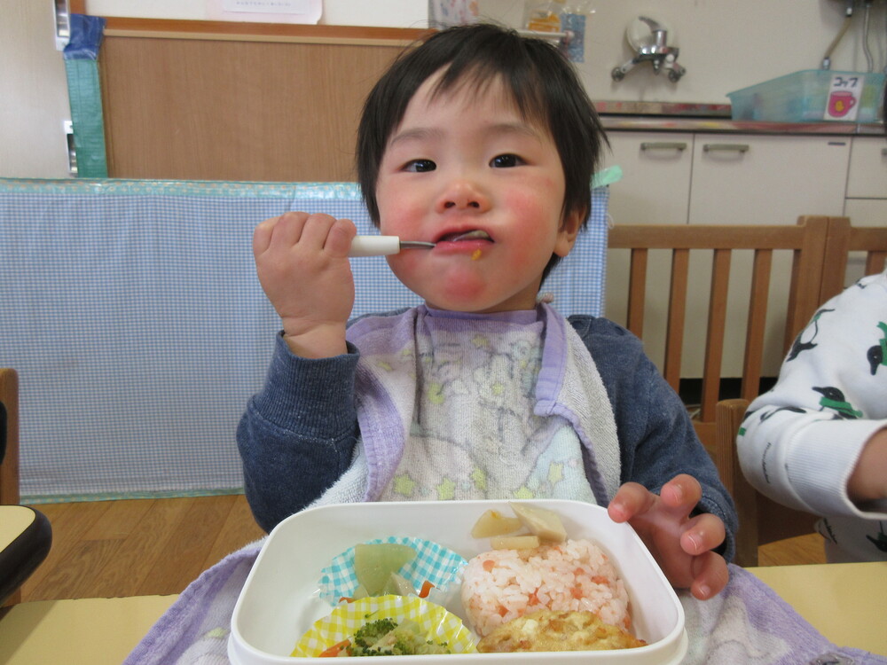 お弁当を食べる