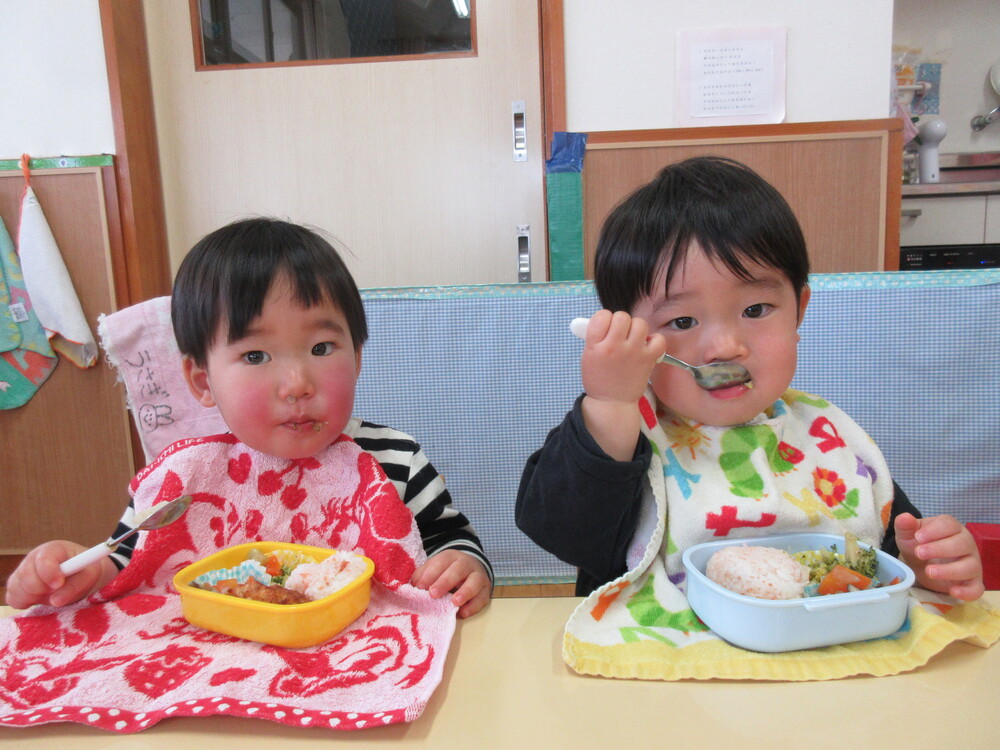 お弁当を食べる