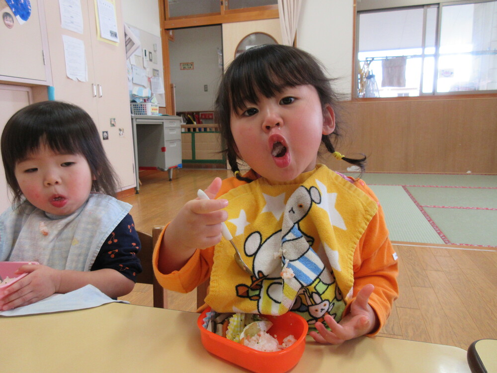 お弁当を食べる