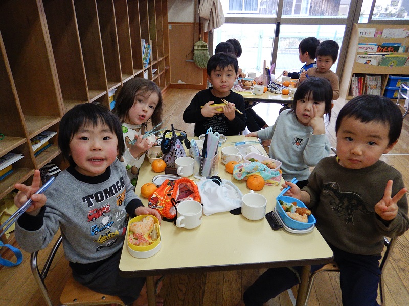 お弁当ごっこの様子 