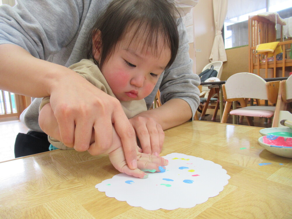 男の子がちょんちょんする