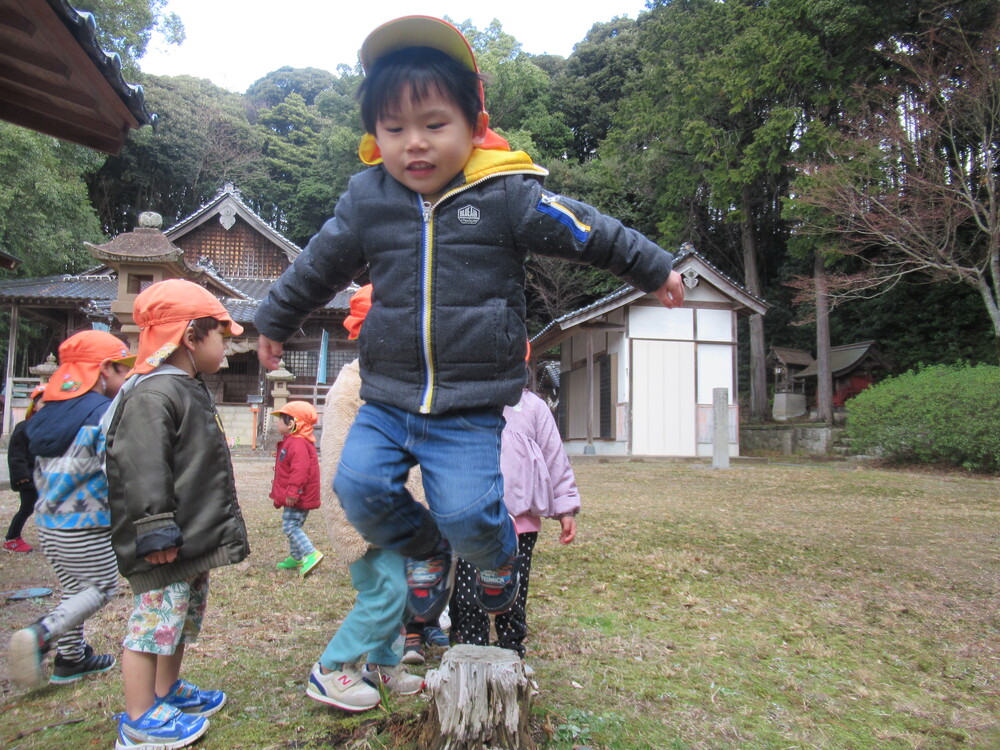 ジャンプをしている男の子