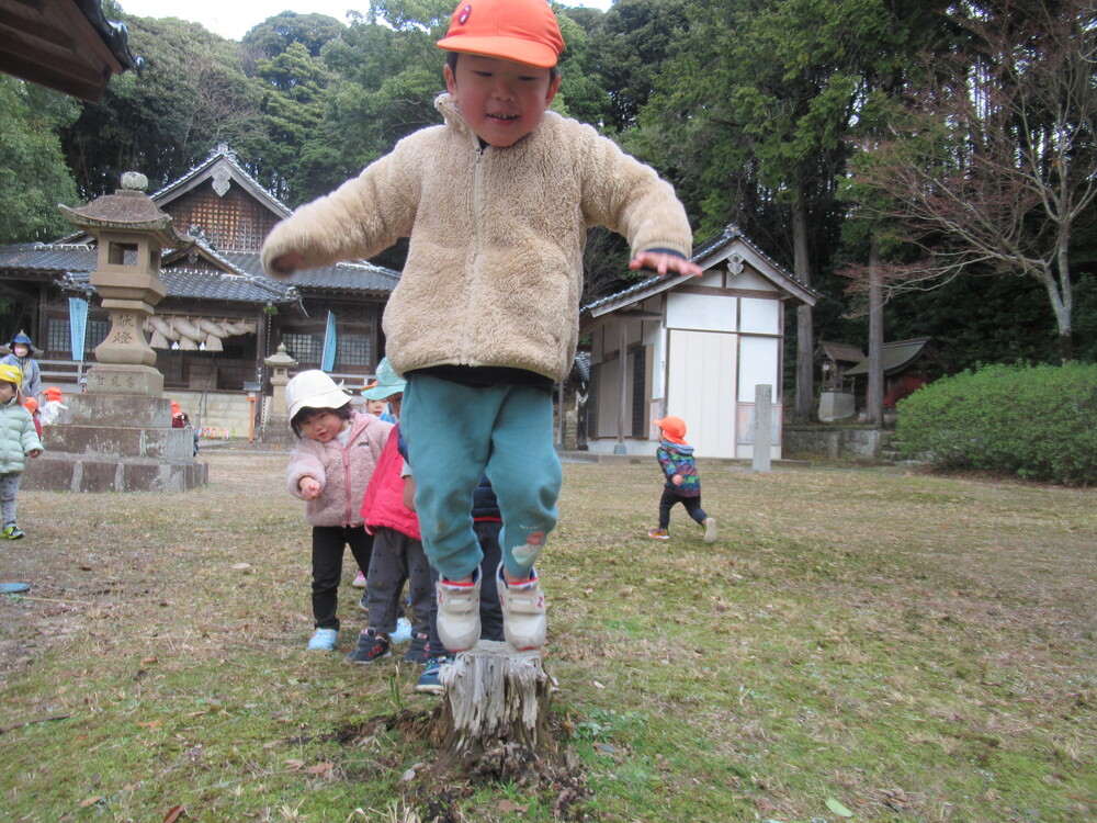 ジャンプをしている男の子