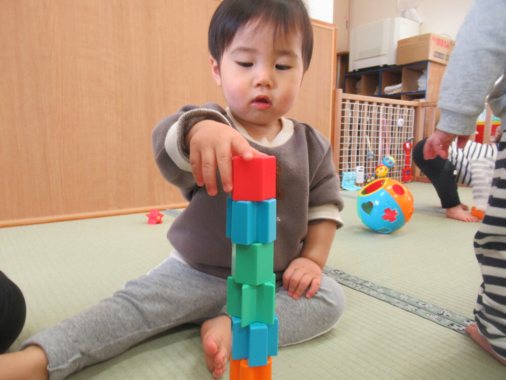 男の子がブロックを積み重ねている