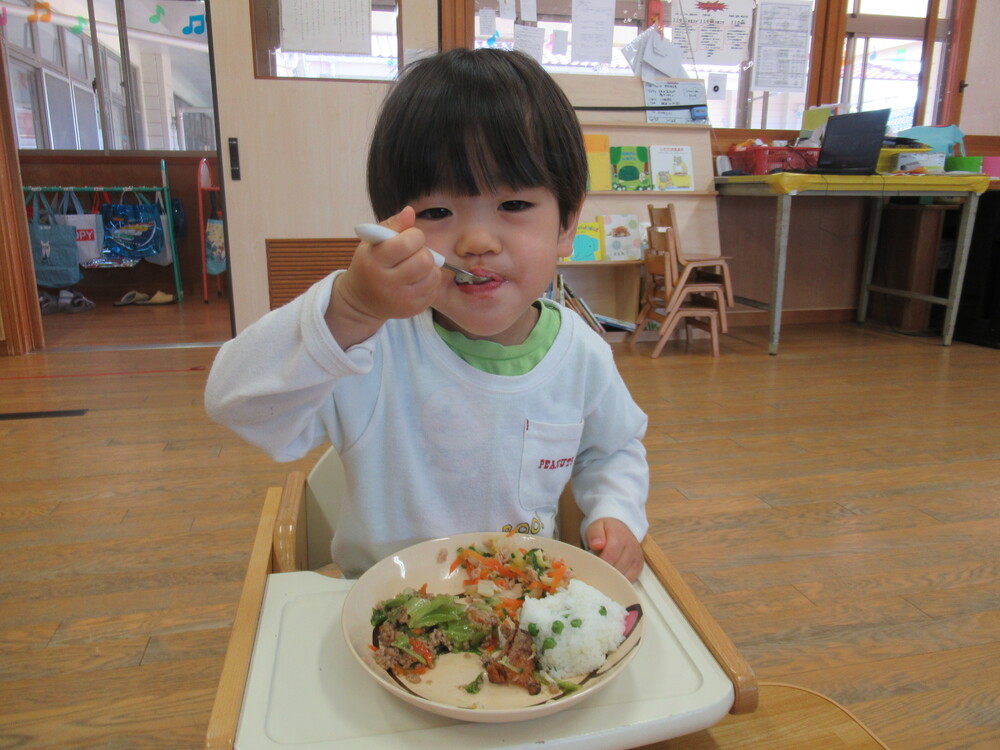 給食を食べている