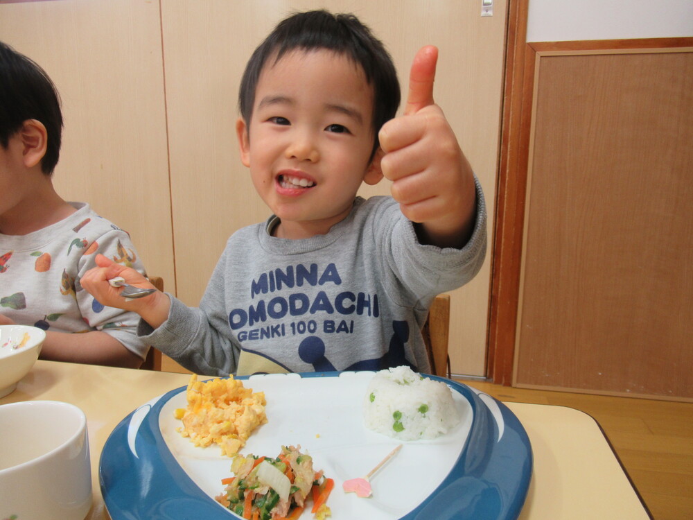 給食を食べている