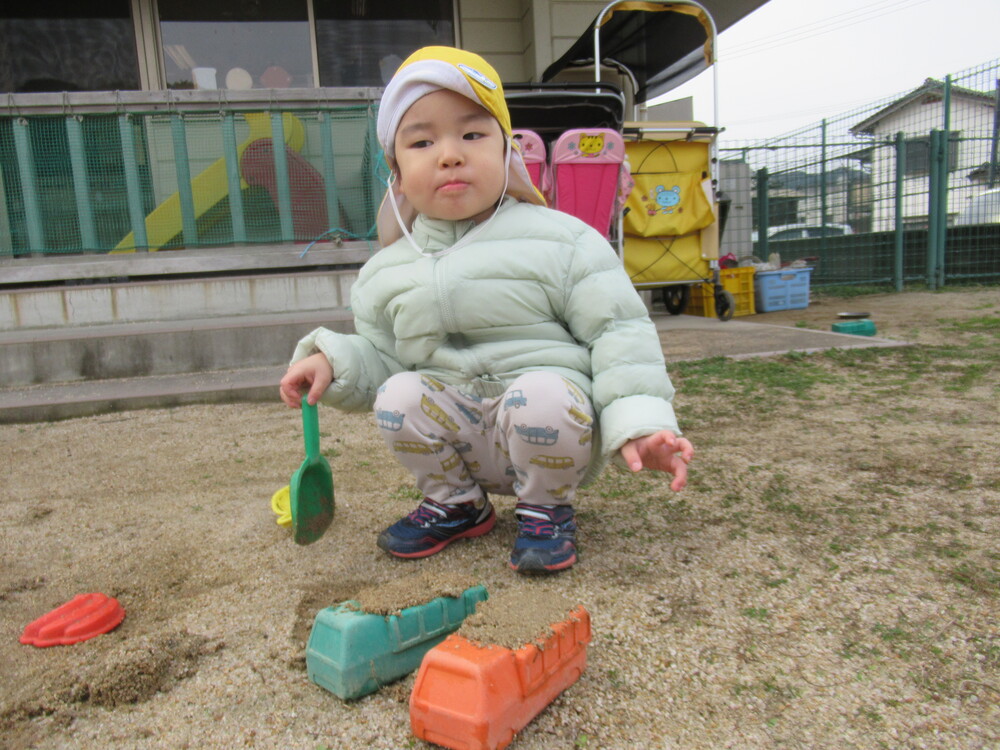 車に土を入れている男の子