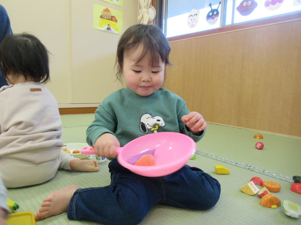 フライパンで料理をする子ども