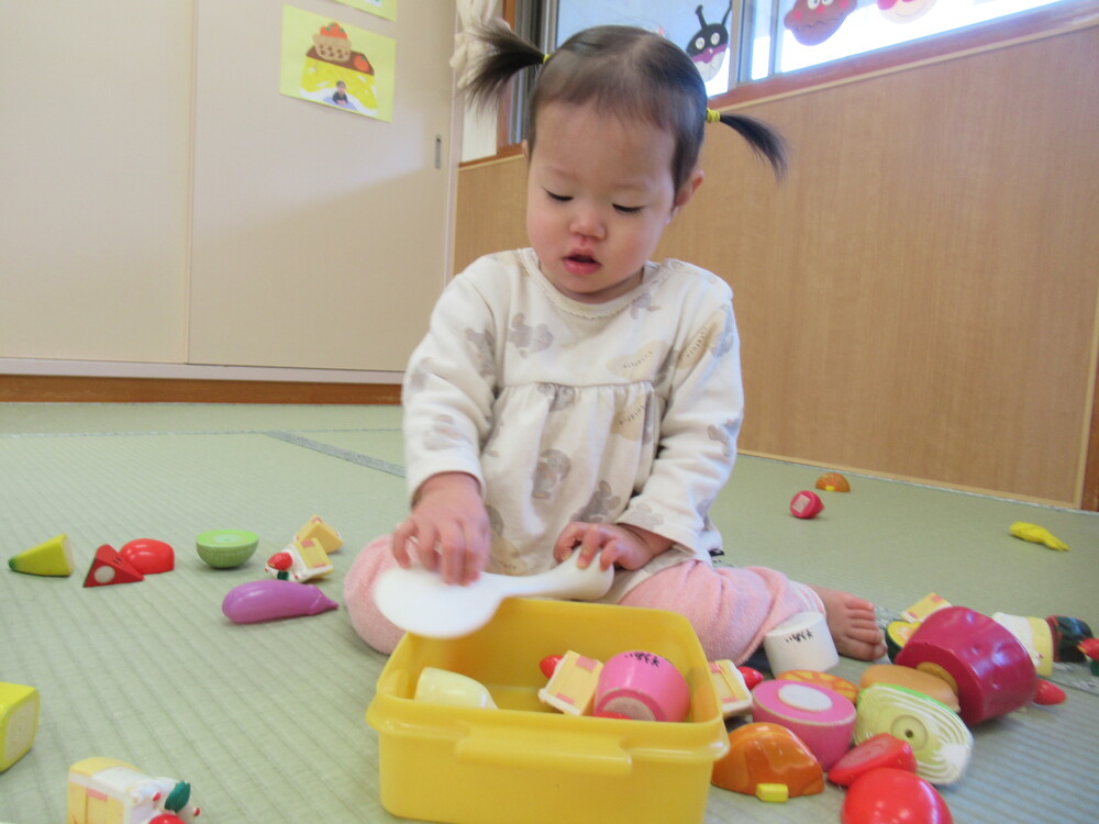 お弁当を作っている子ども