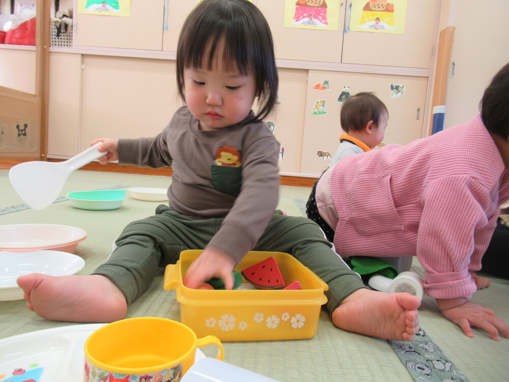 お弁当を作っている子ども