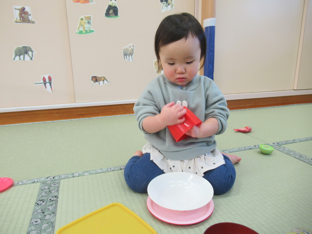 食器を選ぶ子ども