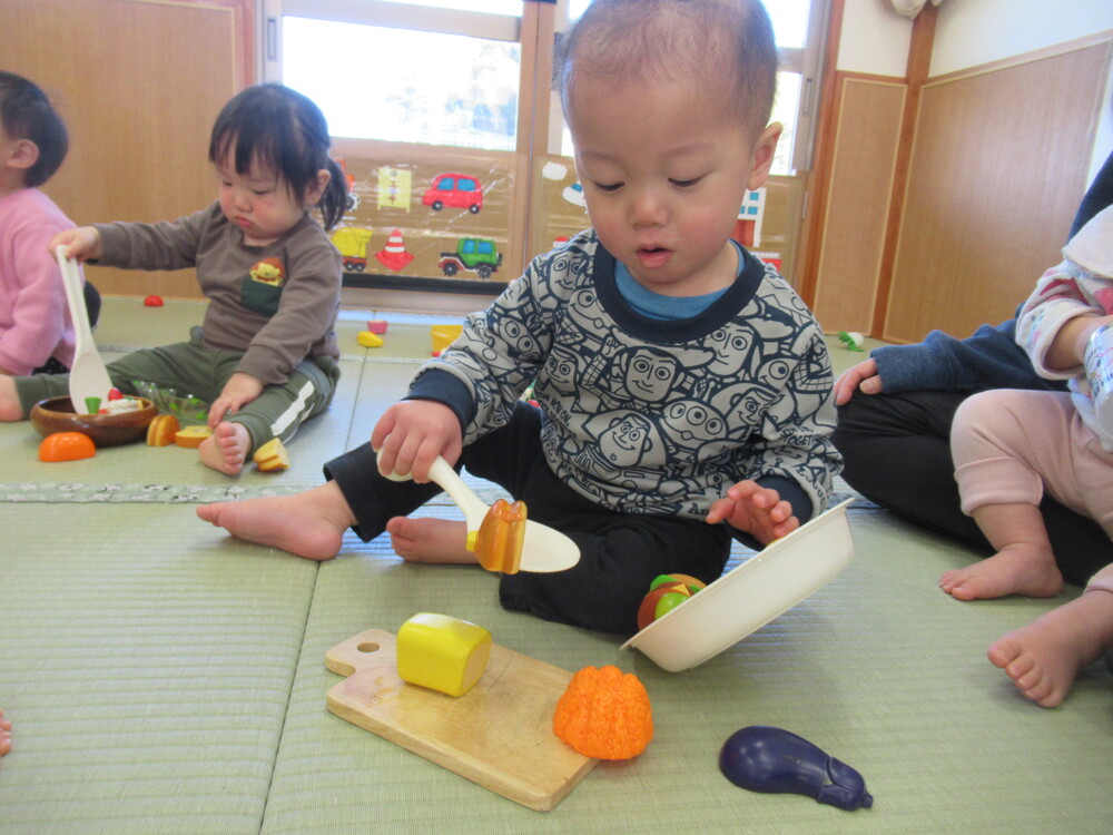 ごちそうを作っている子ども