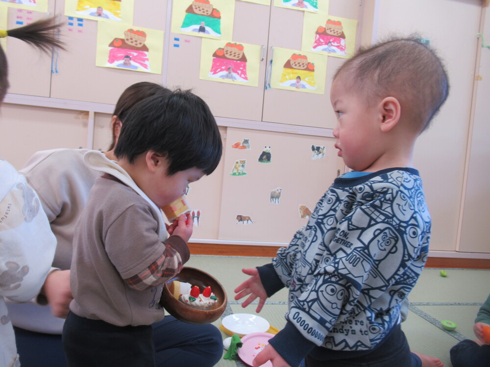 ケーキをお友だちにおすそ分けする子ども