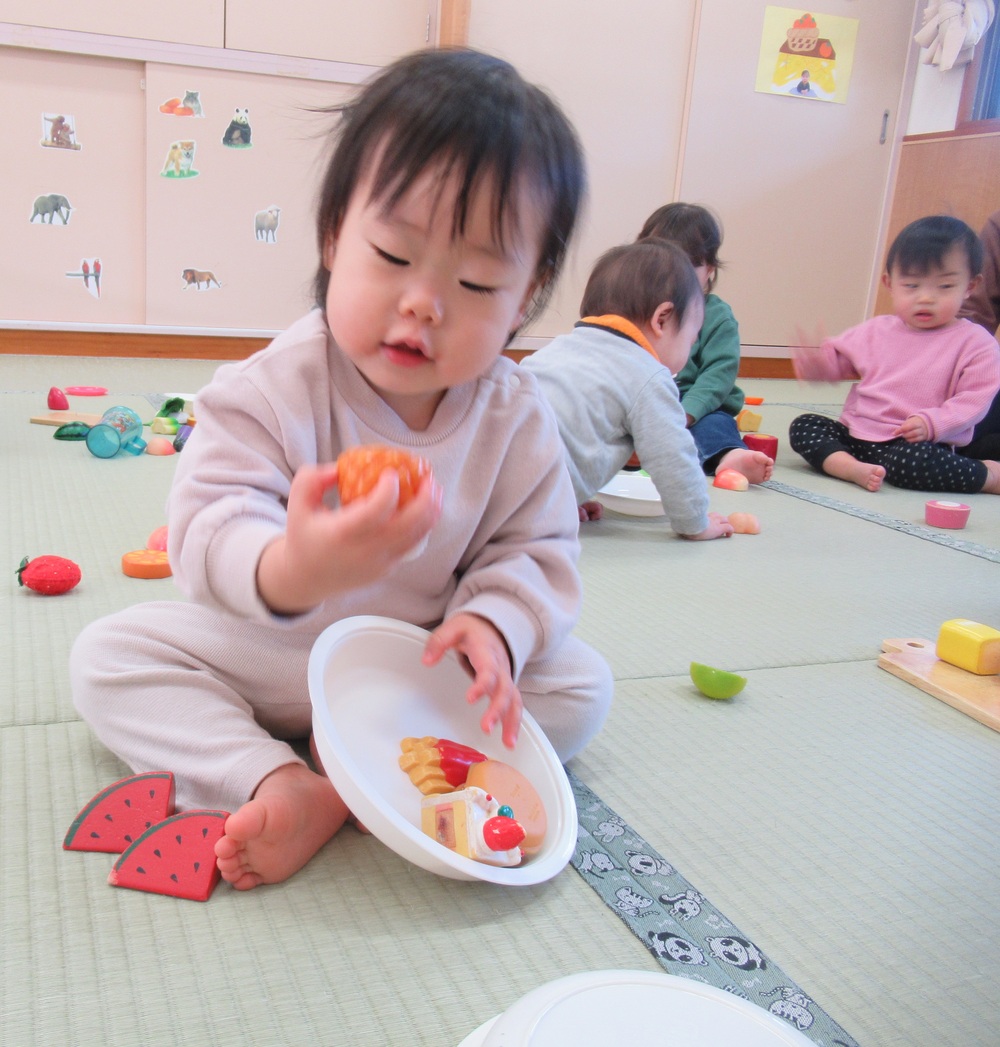 ごちそうを作っている子ども