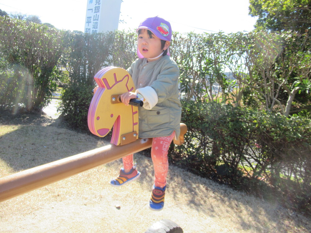 公園で遊んでいる