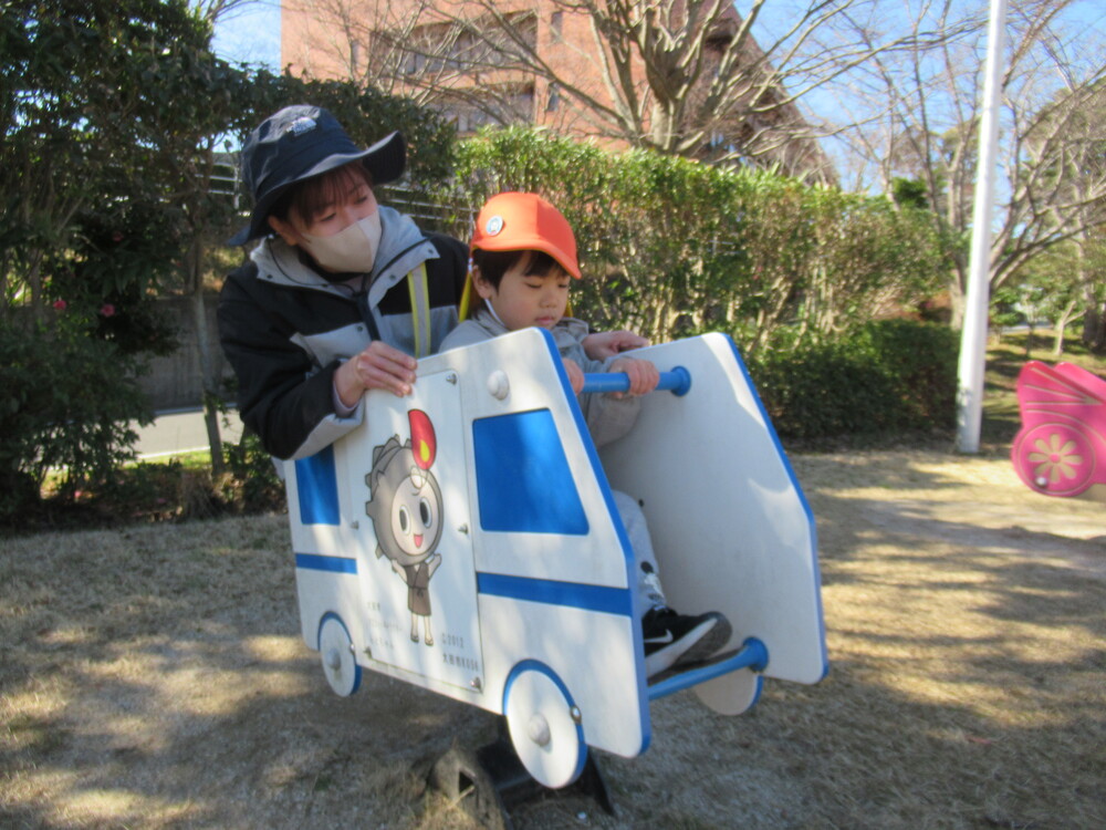 公園で遊んでいる