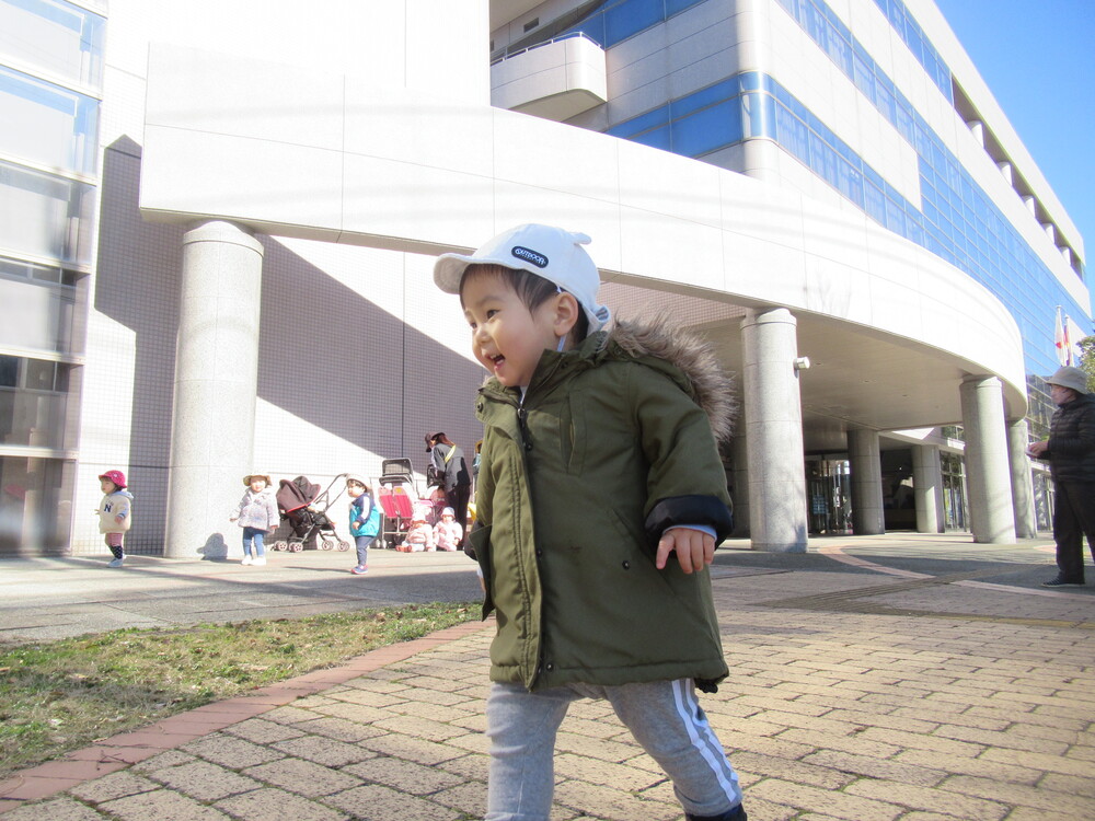 外で走る子ども