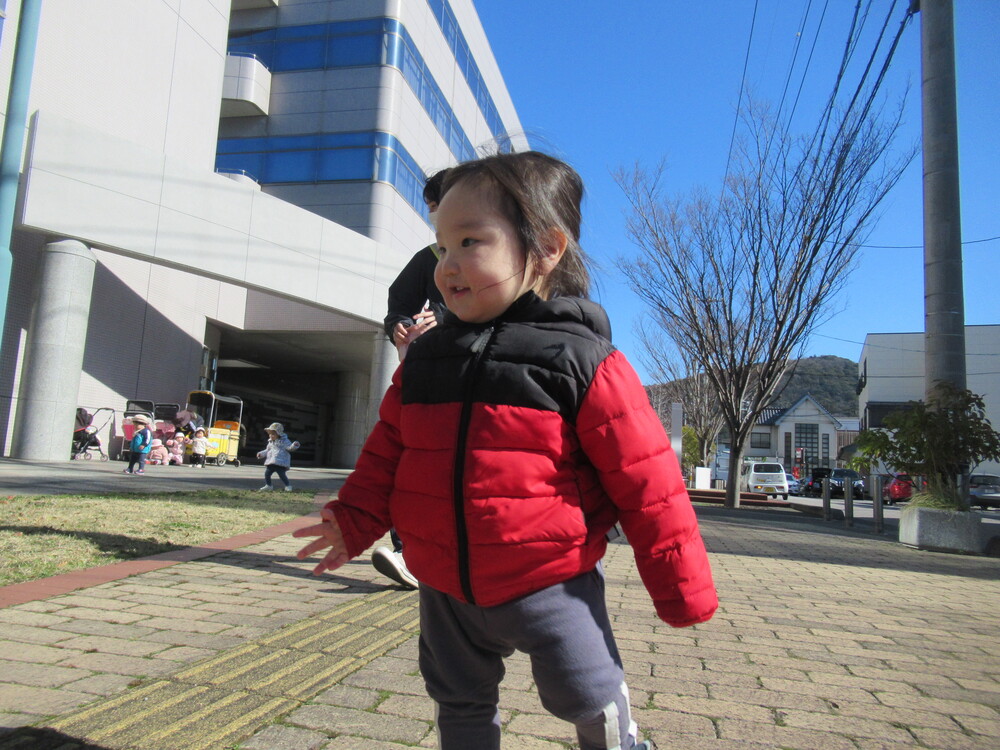 外で走る子ども