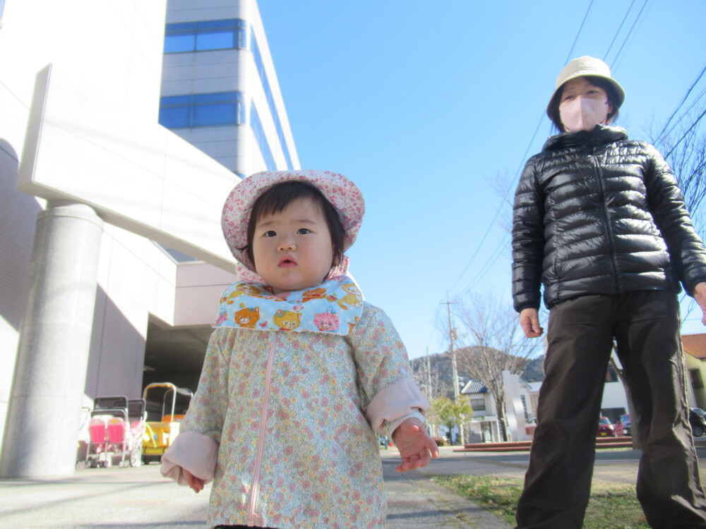 外で遊ぶ子ども