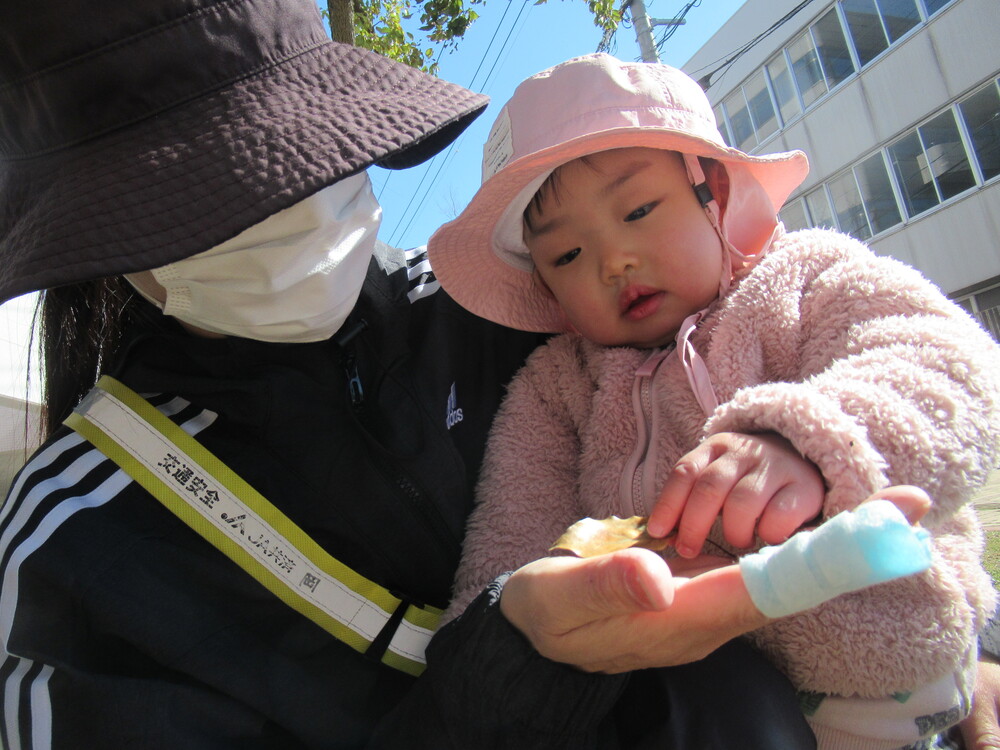 外で遊ぶ子ども