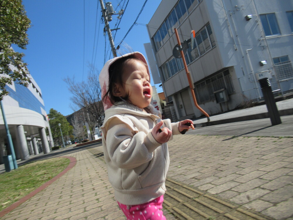 外で走る子ども