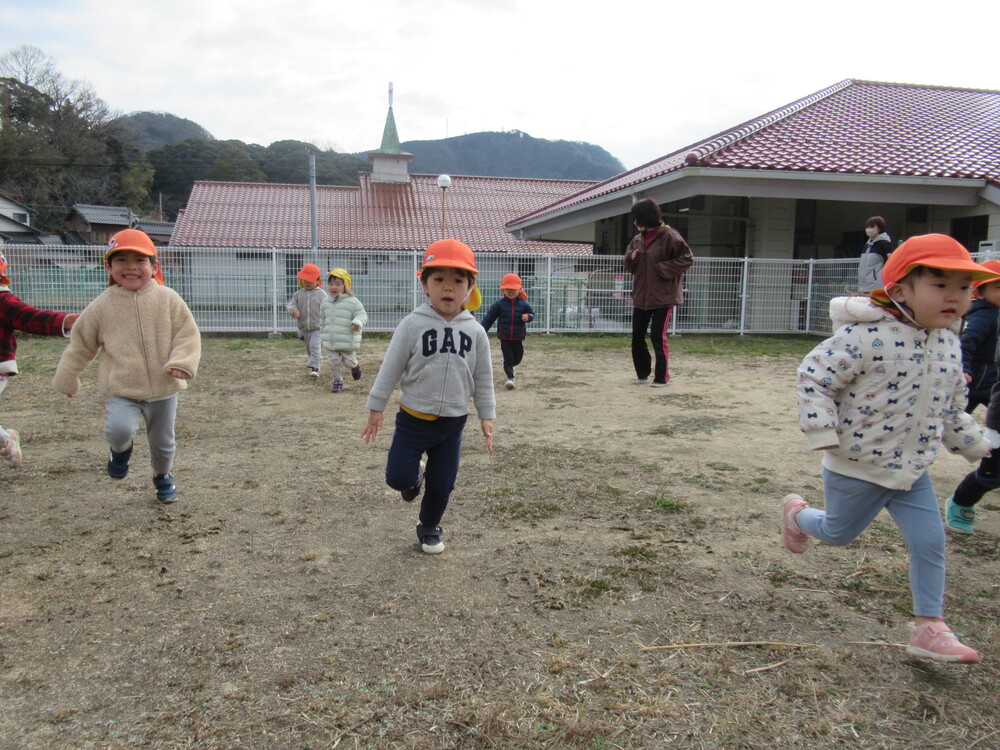 走っている子どもたち