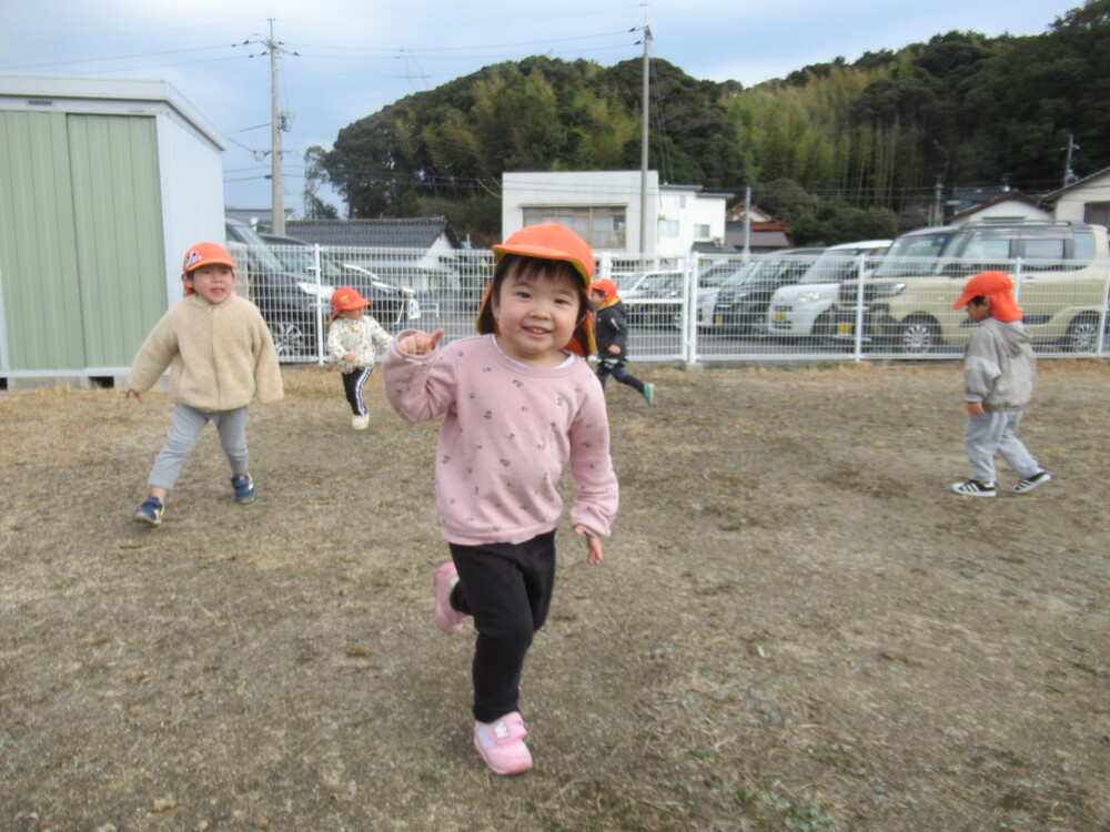 走っている女の子
