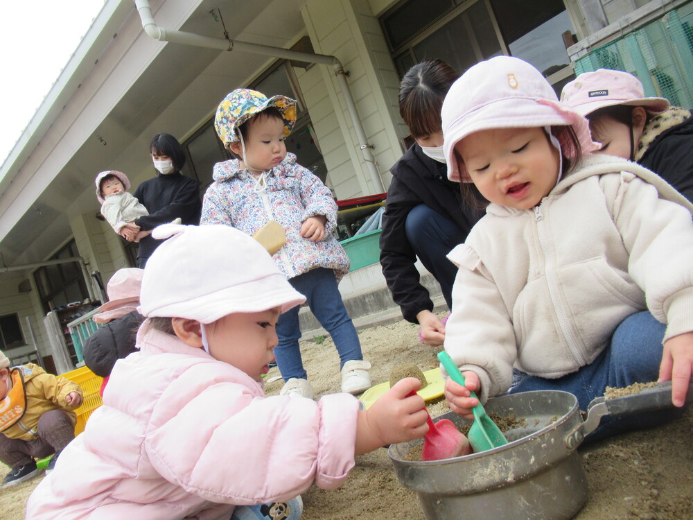お友だちと園庭で遊んでいる３